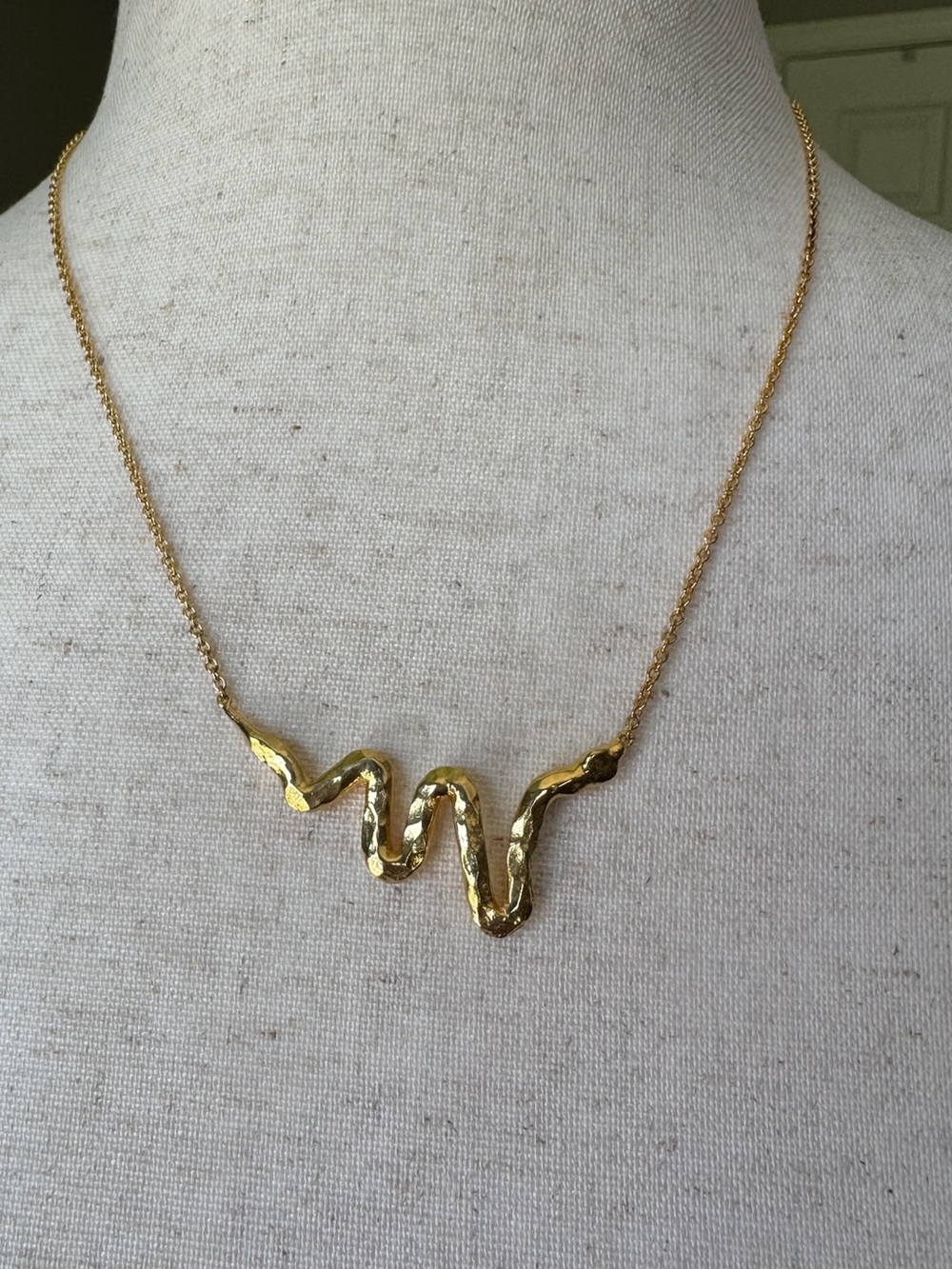 NWOT Gold Wave Pendant Necklace